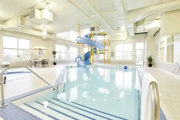 Vegreville Suites - Havuz