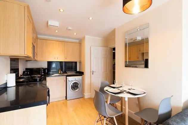 Velvet 1-bedroom Apartment With Balcony, Hoddesdon - Yerinde Yemek