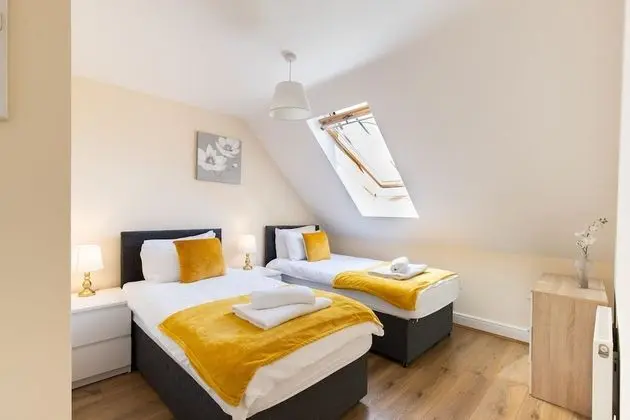 Velvet 1-bedroom Penthouse, Clockhouse, Hoddesdon - Oda