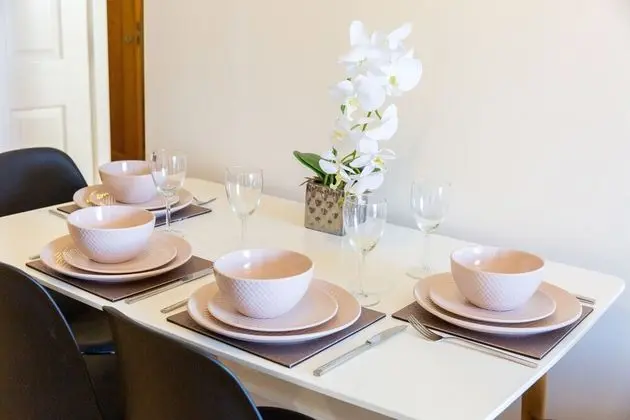 Velvet 1-bedroom Penthouse, Clockhouse, Hoddesdon - Yerinde Yemek