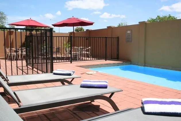 Ventura Inn & Suites Hamilton - Havuz
