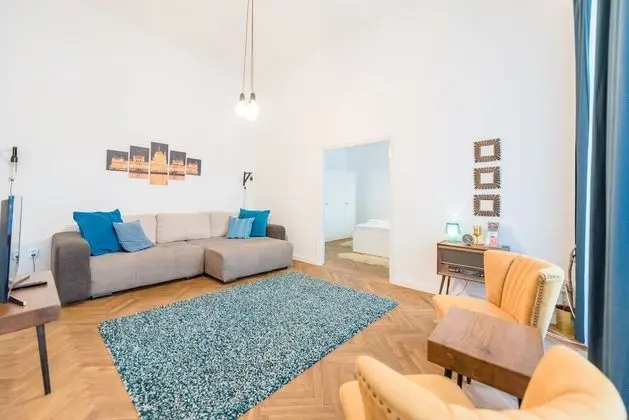 Venus Apartments - Liberty Square