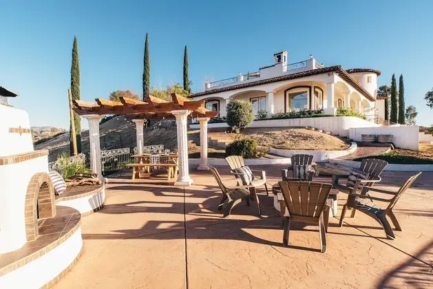 Via del Sur by Avantstay Private Spanish Villa w/ Views Walk to Wineries!