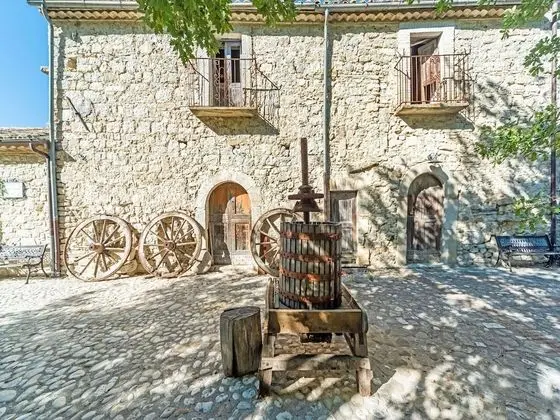 Vibrant Cottage near Lake in Bomba