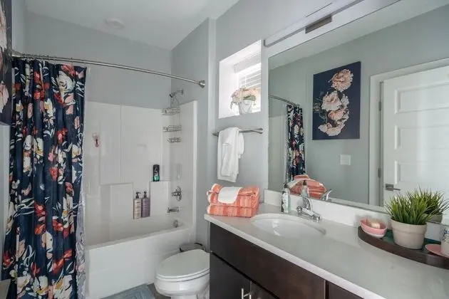 Vibrant Studio with a Deck Patio in West Nashville - Banyo Tipleri