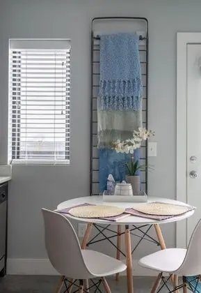 Vibrant Studio with a Deck Patio in West Nashville - Oda Düzeni