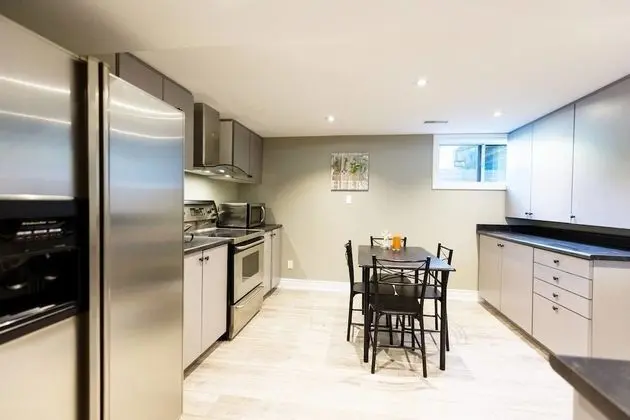 Victoria Village, Modern Two Bedroom With Parking - Mutfak