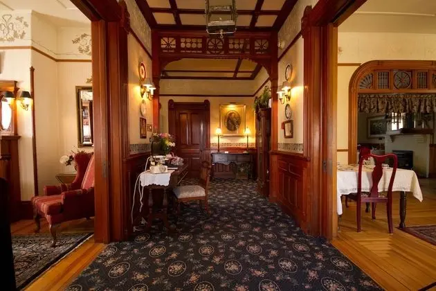 Victoria's Historic Inn - Lobi
