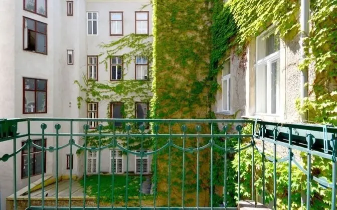 Vienna Residence Colossal Apartment With Balcony and Space for 8 Guests