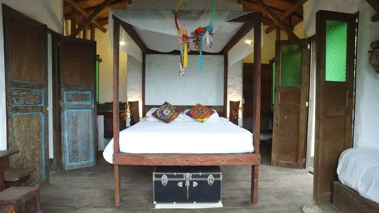 Viga Vieja Cabaña Rustica by Nomad Guru