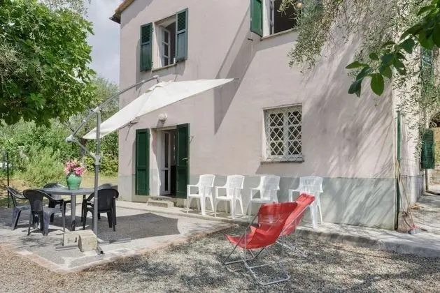 Villetta immersa nel verde con due posti auto