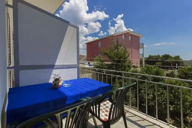 Vince - Free Parking - A1 Žuti