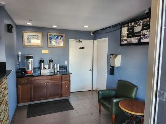 Vince's Motel Inc. - Lobi