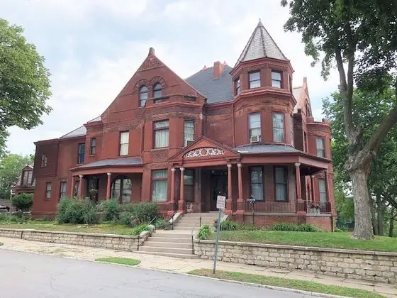 Vineyard Mansion & Carriage House Bed & Breakfast