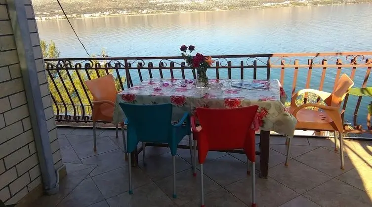 Vini - Direct by the sea and Free Parking - A4