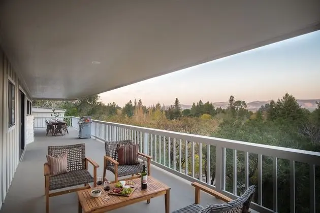 Vino Blanco by Avantstay Private Wine Country Home w/ Mtn Views & Deck