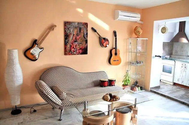 Vintage apartment in the city jungle