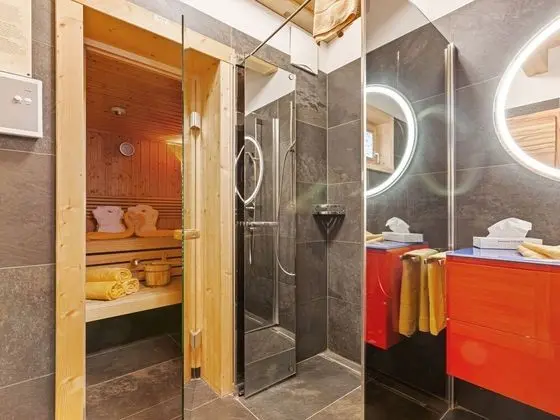 Vintage Chalet with Sauna & Hot Tub in Kaprun - Spa