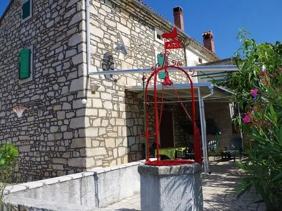 Vintage Holiday Home in Rakalj With Garden - Dış Mekan