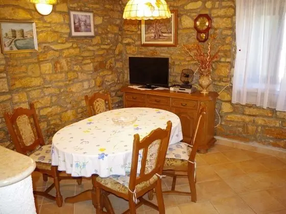 Vintage Holiday Home in Rakalj With Garden - Yerinde Yemek