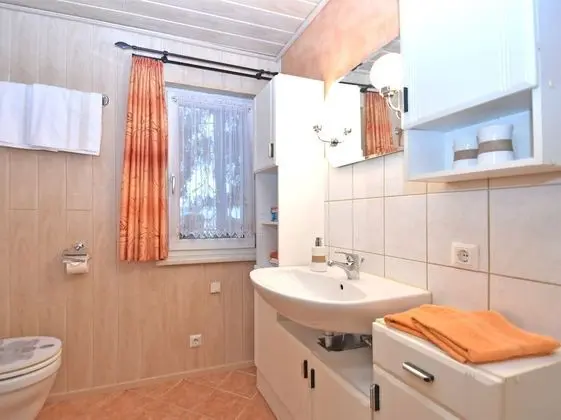 Vintage Holiday Home in Trieb With Terrace - Banyo Tipleri