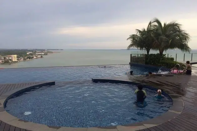 Vinz at Silverscape Luxury Residence - Havuz