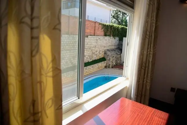 Visit Kigali and Have a Wonderfully Stay at Nobilis Senior Suite - Havuz