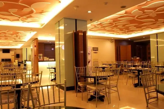 Vista Hotel Cubao - Yerinde Yemek