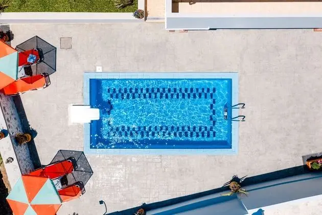 Vivian's Cosy Apartment with Pool & Privacy - Havuz