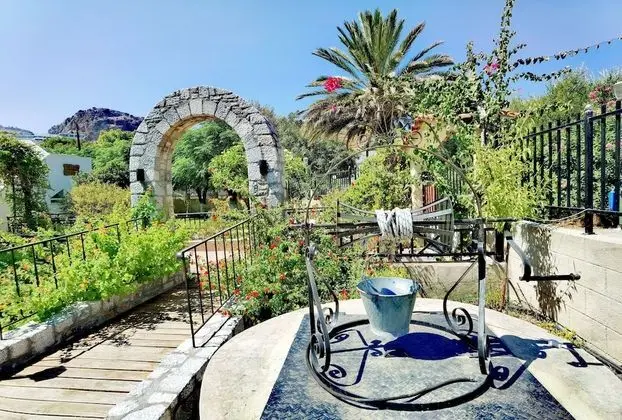 Vlycha Beach Studios & Apartments