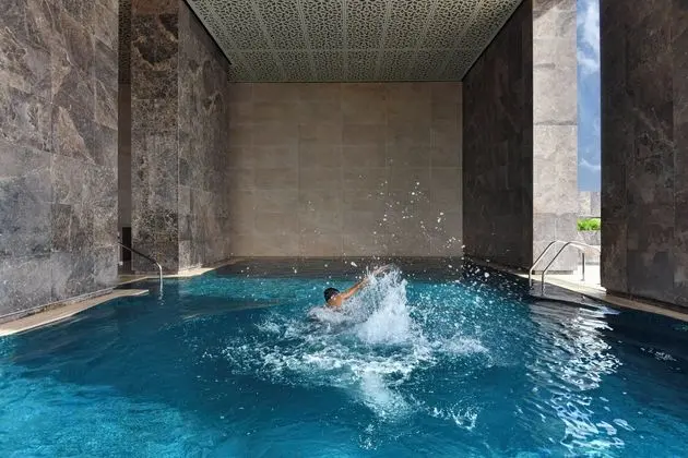 voco Doha West Bay Suites by IHG - Havuz