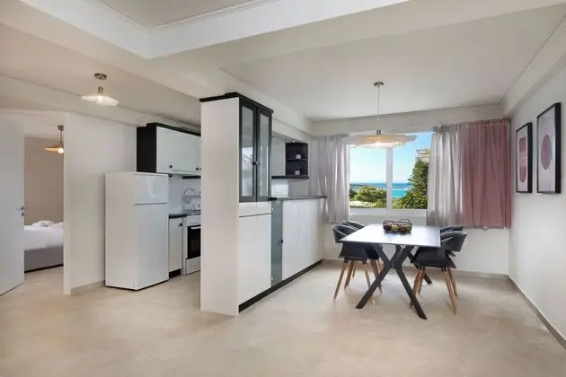 Vouliagmeni Stylish Homes by BluPine - Yerinde Yemek