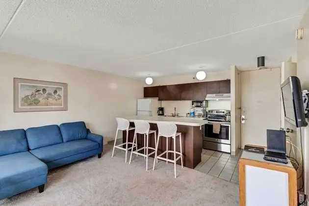 Waikiki Banyan 28th Floor Ocean View Condo - Free Parking & Wifi by Redawning