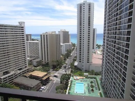 Waikiki Banyan - Walk to the Beach