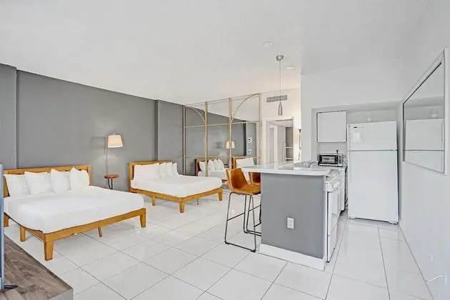 Walk to the Beach! 1br/1bath, Hallandale Beach, Free Parking, Swimming Pool