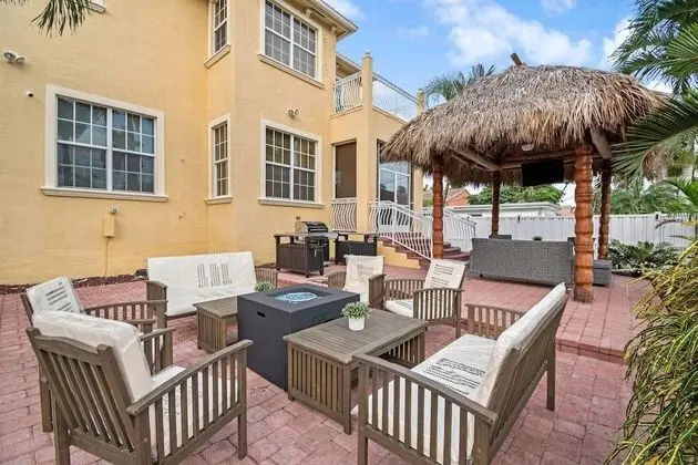 Walk to Beach Spacious Estate with Hot Tub & Game Room - Dış Mekan