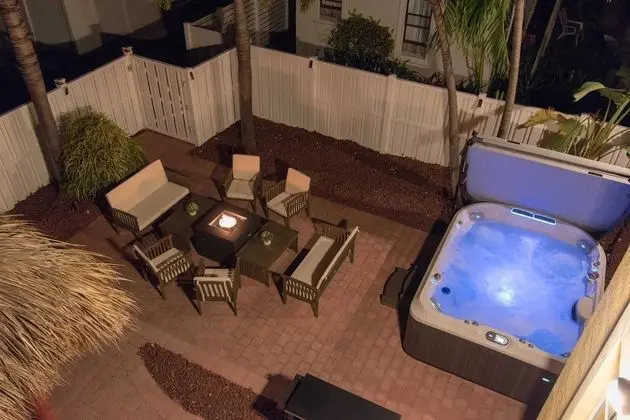 Walk to Beach Spacious Estate with Hot Tub & Game Room - Havuz