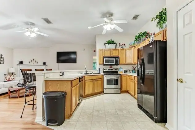 Walk to Beach, Spacious House, Huge Outside Patio - Mutfak