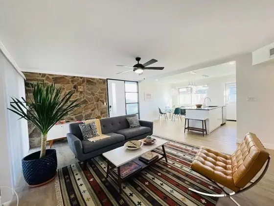 Walkable OTS Mid Century Condo-Pool - Oda Düzeni
