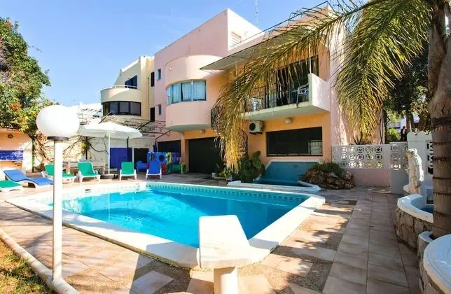 Walking Distance to the Centre - Snooker Table - Private Pool - 5 Bedrooms