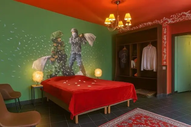 The Walled off Hotel Paris - Öne Çıkan Resim