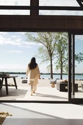Wander the Resort - Öne Çıkan Resim