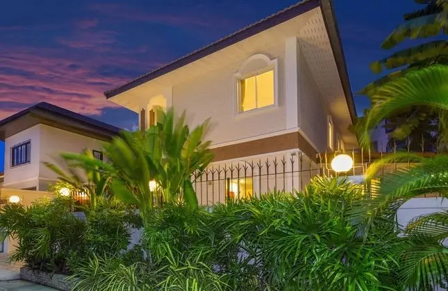 Villa Waree Near City and Beach - Dış Mekan