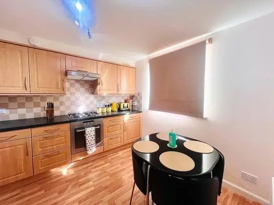 Warm City View 2-bed Apartment in Aberdeen - Mutfak