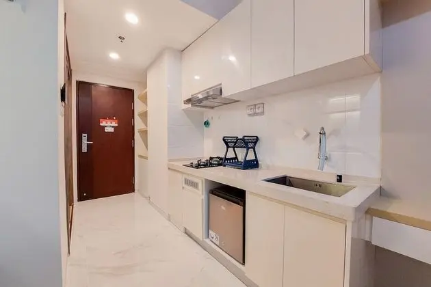 Warm And Comfortable Studio Room At Sky House Bsd Apartment - Mutfak