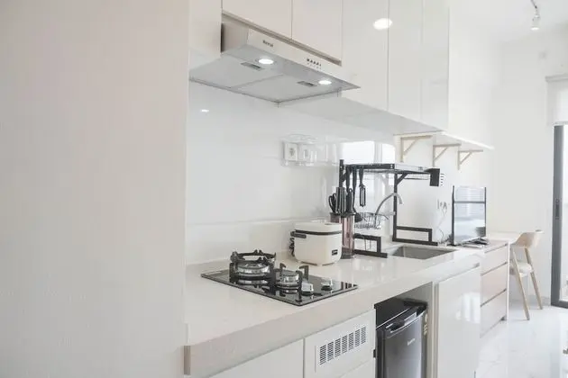 Warm And Cozy Stay Studio At Sky House Bsd Apartment - Mutfak