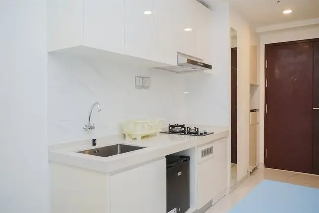 Warm And Homey Studio Room At Sky House Bsd Apartment - Mutfak