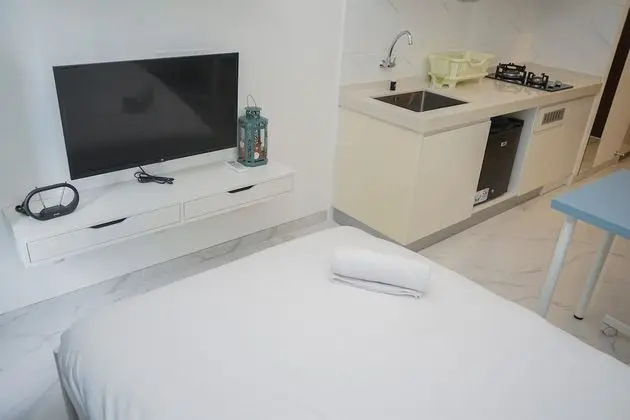 Warm And Homey Studio Room At Sky House Bsd Apartment - Oda