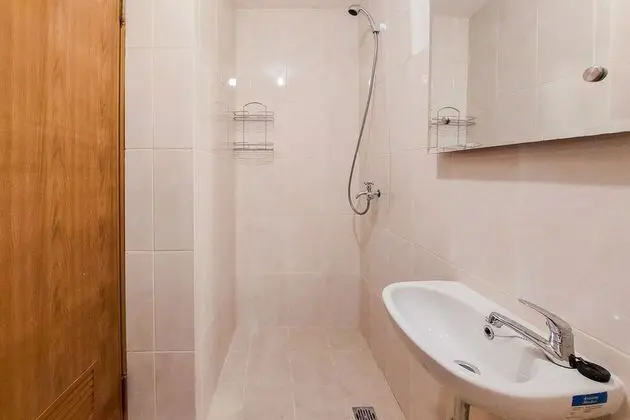 Warm And Simply Studio At Amazana Serpong Apartment - Banyo Tipleri