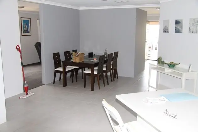 Warnbro Beach Family Accommodation - Oda Düzeni